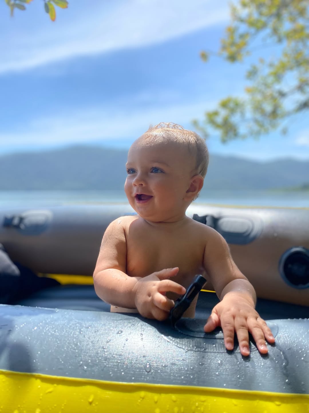Bebê brincando na água em um dia de sol em Florianópolis